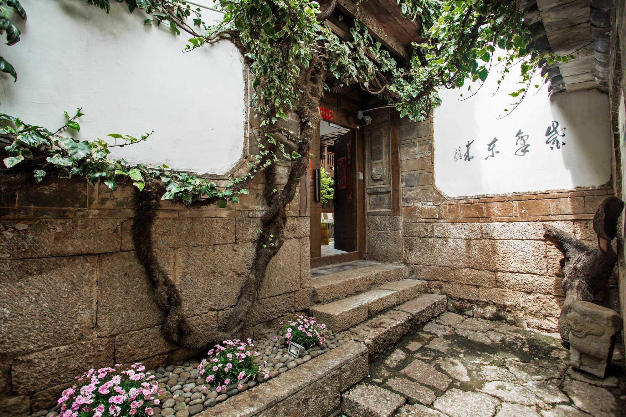 Lijiang Ivy Garden Resort Hotel Екстер'єр фото